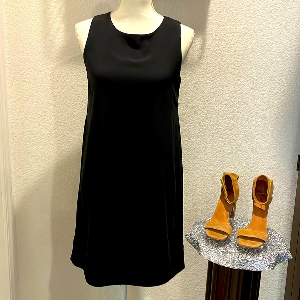 Gibson sheath dress with one button keyhole back. Lined and fitted at the back.